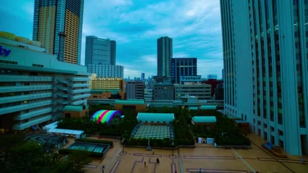 도쿄에 있는 도시의 황혼에 떠 있는 높은 각도의 샷기울기 — 비디오