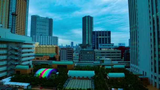 도쿄의 도시에서 황혼에 가까운 시간 대에 찍은 큰 확대 사진 — 비디오