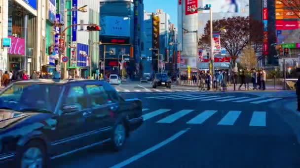 Ένα timelapse της διέλευσης στην αστική πόλη στο Shinjuku Τόκιο ευρύ πλάνο panning — Αρχείο Βίντεο