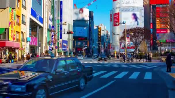 Ένα timelapse της διέλευσης στην αστική πόλη στο Shinjuku Τόκιο ευρύ πλάνο κλίση — Αρχείο Βίντεο