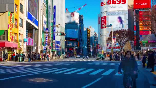 Včasný přechod na městském městě v Šindžuku Tokyo široký záběr — Stock video