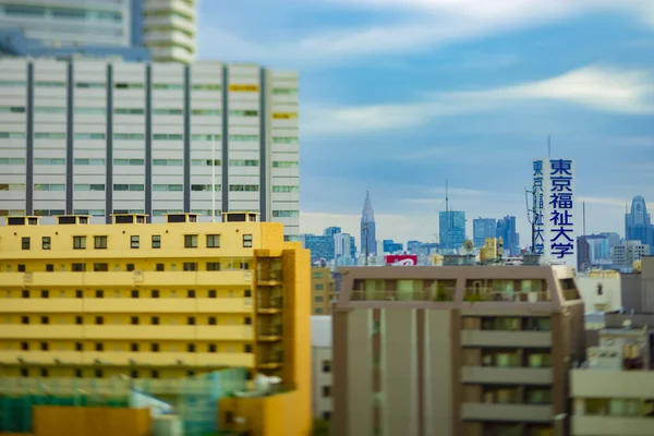 Chmurny miejski krajobraz na miejskim mieście w Tokio wysoki kąt tiltshift — Zdjęcie stockowe