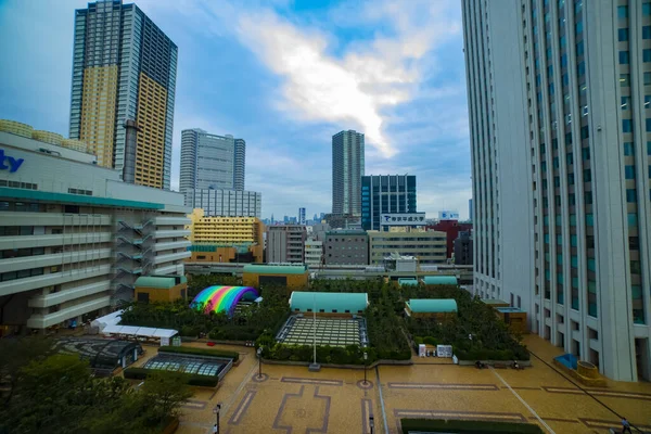 Un paysage urbain nuageux dans la ville urbaine de Tokyo plan grand angle — Photo