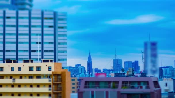 도쿄 시의 높은 각도에서 기울어진 교각의 패닝을 보여 주는 도시 풍경 — 비디오