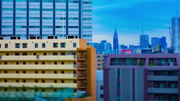 Een tijdspanne van stadsbeeld op de stedelijke stad in Tokio hoge hoek tiltshift panning — Stockvideo