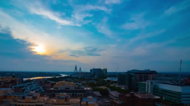 Un tmelapse tramonto di bayarea panoramica al ponte Anzac a Sydney panning alto angolo — Video Stock