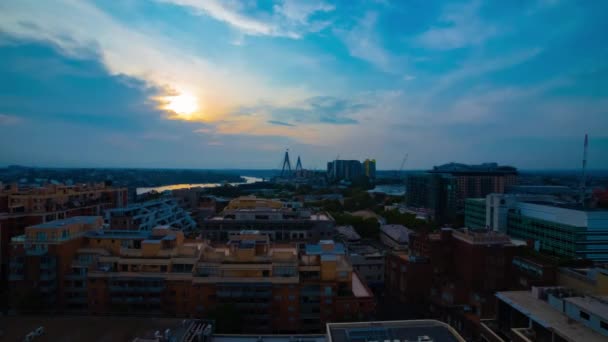 Uma tmelapse do pôr-do-sol da baía panorâmica na ponte Anzac em Sydney zoom de alto ângulo — Vídeo de Stock