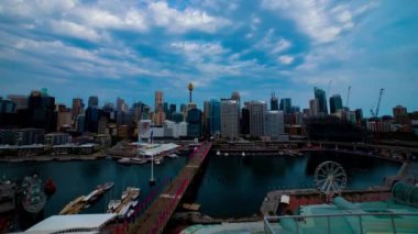 Sydney 'deki Darling Limanı' ndaki panoramik kıyı şeridinin zaman aralığı yüksek açılı geniş açılı çekim eğimi.