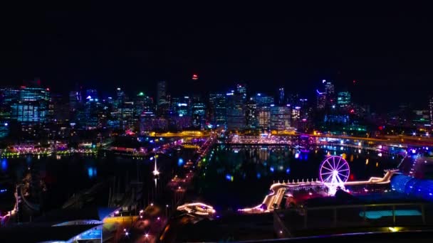 Un timelapse nocturne de bayarea panoramique au port Darling à Sydney inclinaison grand angle grand angle — Video