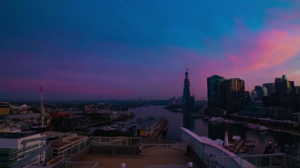 Ein Sonnenaufgang Zeitraffer der Bucht am Darling Harbour in Sydney Weitwinkelschwenken — Stockvideo