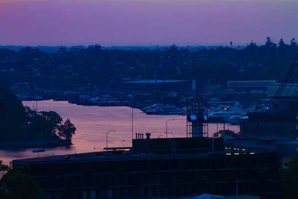 Een zonsondergang in de buurt van de rivier hoge hoek lange opname — Stockfoto