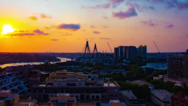 シドニー高角度ズームの川沿いのパノラマベイエリアの日没の地震 — ストック動画