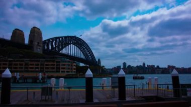 Sydney Limanı Köprüsü 'nde bir tmelapse. Geniş açılı zoom.