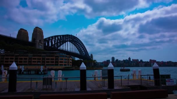 Een tmelapse van baaien bij Sydney Harbour Bridge in Sydney breed schot — Stockvideo