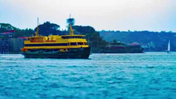 Uma tmelapse de navios miniatura na baía em Sydney tiltshift zoom — Vídeo de Stock