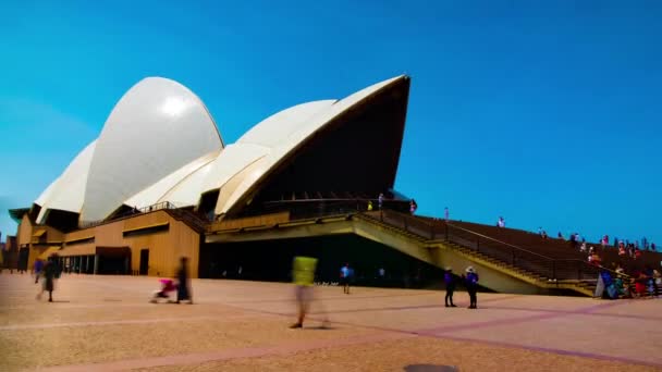 Тмелапс в Оперном театре в Сиднее широкий кадр наклона — стоковое видео