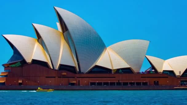 悉尼港口附近的歌剧院的一个曲目长镜头放大了 — 图库视频影像