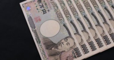 Japon para birimi siyah arkaplan üzerinde 100,000 yen