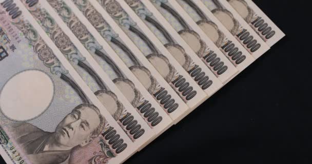 Japanische Währung 100.000 Yen auf schwarzem Hintergrund — Stockvideo