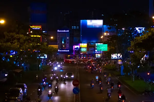 Una strada al neon notte al centro di Ho Chi Minh Vietnam lunga possibilità — Foto Stock