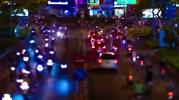 Uma cronologia noturna da rua de néon miniatura no centro da cidade em Ho Chi Minh Vietnã tiltshift panning — Vídeo de Stock
