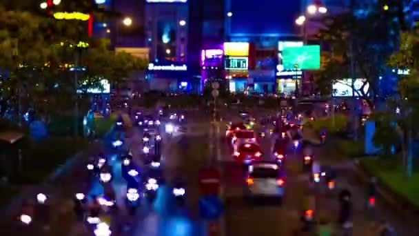 Een avond timelapse van de miniature neon straat bij de benedenstad in Ho Chi Minh Vietnam tiltshift kantelen — Stockvideo