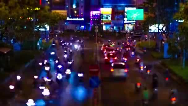 ホーチミン市のダウンタウンでのミニネオン通りの夜のタイムラプスの傾き — ストック動画
