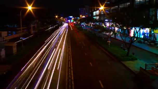 Un timelapse notte della strada al neon nel centro di Ho Chi Minh Vietnam panning colpo largo — Video Stock