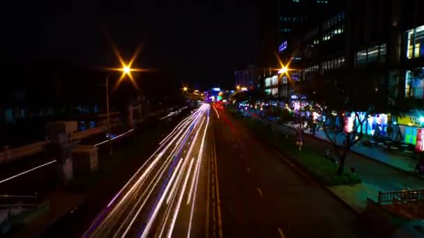 Nocny timelapse neonowej ulicy w śródmieściu w Ho Chi Minh Wietnam szeroki strzał tilt — Wideo stockowe