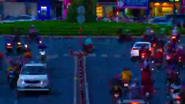 ホーチミン市のダウンタウンでの交通渋滞の夕暮れ時のタイムラプス長いショットのパンニング — ストック動画
