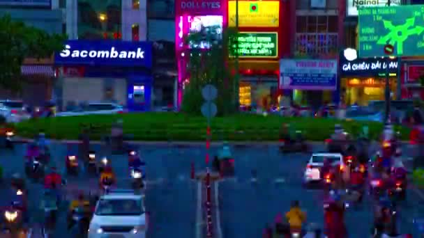 ホーチミン市のダウンタウンでの交通渋滞の夕暮れ時の経過長いショットの傾き — ストック動画