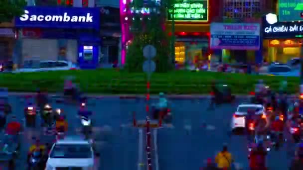 ホーチミン市のダウンタウンでの交通渋滞の夕暮れ時の経過長いショットズーム — ストック動画