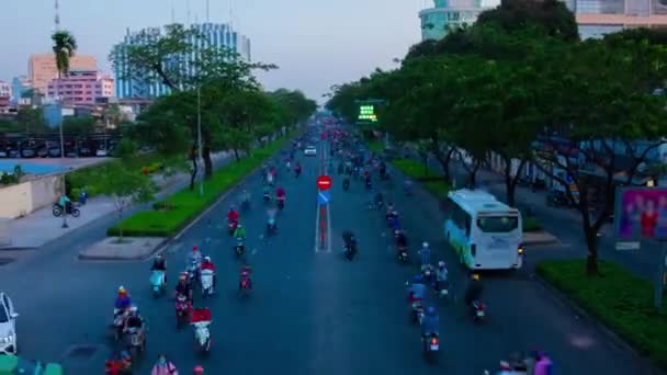 Et time-lapse af trafikken marmelade på downtown i Ho Chi Minh Vietnam bred skudt zoom – Stock-video