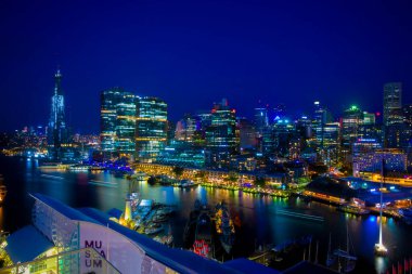 Sydney yüksek açılı Darling Limanı 'nda alacakaranlık körfezi alanı.
