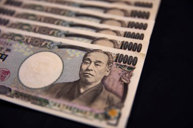 Japon para birimi siyah arkaplanda 100.000 yen.