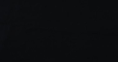 Siyah arka planda Japon para birimi elle 100.000 yen sayılıyor.