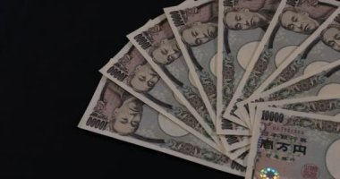 Japon para birimi siyah arkaplan üzerinde 100,000 yen
