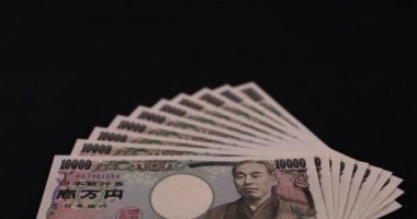 Japon para birimi siyah zemin eğiminde 100,000 yen.