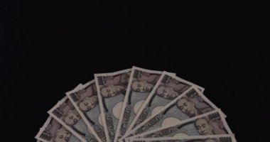 Japon para birimi siyah zemin eğiminde 100,000 yen.