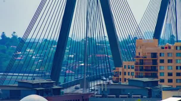 सिडनी में एंजैक ब्रिज पर यातायात जाम का एक समयरेखा उच्च कोण लंबी शॉट पैनिंग — स्टॉक वीडियो