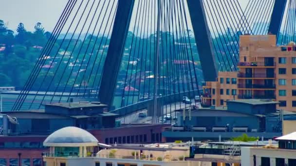 सिडनी में एंजैक ब्रिज पर यातायात जाम का एक समयरेखा उच्च कोण लंबी शॉट ज़ूम — स्टॉक वीडियो