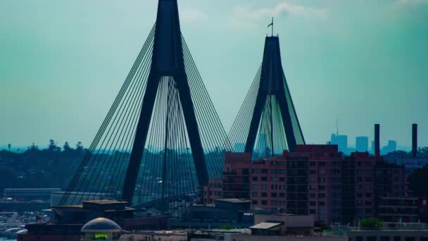 Sebuah kemacetan lalu lintas di jembatan Anzac di Sydney Sudut tinggi sedang panning — Stok Video