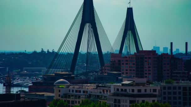 Sebuah kemacetan lalu lintas di jembatan Anzac di Sydney Sudut tinggi medium shot zoom — Stok Video