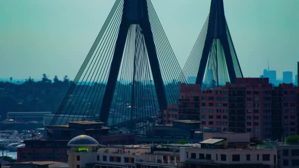 Een tijdspanne van files op Anzac brug in Sydney hoge hoek medium shot zoom — Stockvideo