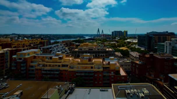 시드니 시내의 높은 각도에 있는 파노라마로 가득 찬 도시 전경 이 넓은 샷 이 번 쩍이고 있다 — 비디오