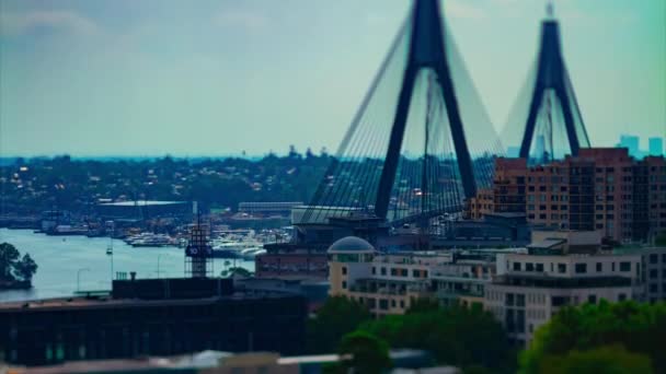 Sebuah kemacetan lalu lintas timelapse miniatur di jembatan Anzac di Sydney Sudut tinggi miring tiltshift — Stok Video