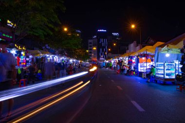Ho Chi Minh Vietnam 'daki Ben Thanh pazarında bir gece neon caddesi.