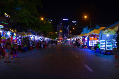Ho Chi Minh Vietnam 'daki Ben Thanh pazarında bir gece neon caddesi.