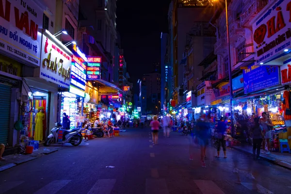 호치민에 있는 벤 탄 (Ben Thanh) 시장의 야간 네온 거리넓은 샷 — 스톡 사진