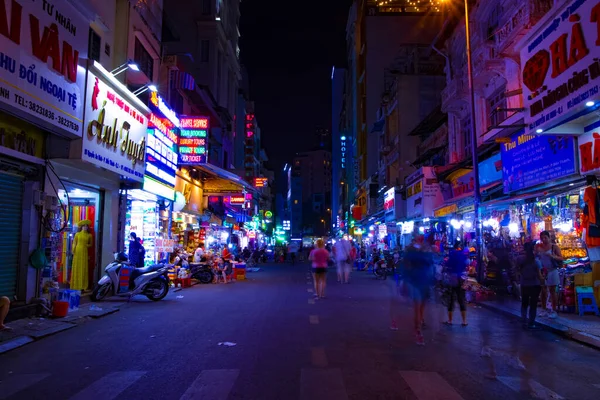 A night neon street at Ben Thanh market in Ho Chi Minh Vietnam wide shot — Stock Photo, Image